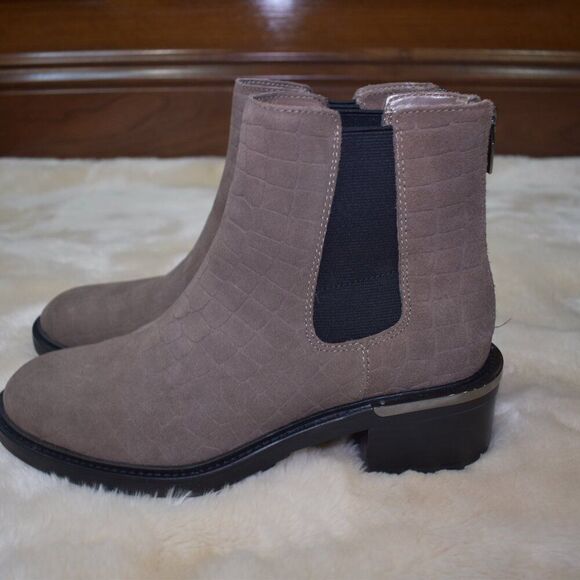 Vince Camuto Kelivena Suede Chelsea Boots Women’s Sz 8.5 Taupe Brown Croc Print - Picture 5 of 14
